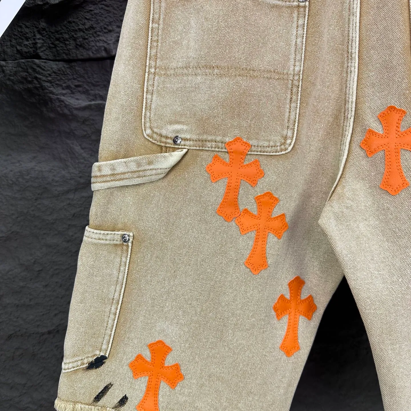 P240 GALLERY DEPT. & Croixin co-branded 2025 new limited edition spliced ​​splash-ink hand-painted orange cross patchwork couple style washed loose denim shorts 🔥High version🔥High version🔥 Original customized denim fabric, the same raw material denim fabric as the Internet celebrity star, full body splicing loose version, splash-ink hand-painted craftsmanship with multiple orange cross embroidery patchwork style designs, very high-end and stylish! The fabric feels very comfortable and these denim shorts are super versatile and look great! ! Complete three standards, same style for men and women 👫A must-have item for everyone Color: black, khaki Size: 28, 30, 32, 34, 36 (five sizes)